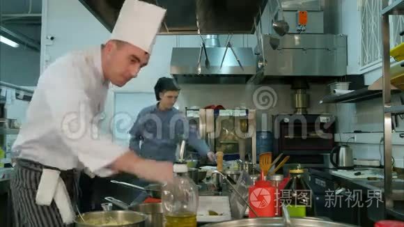 在专业厨房忙碌的烹饪过程视频