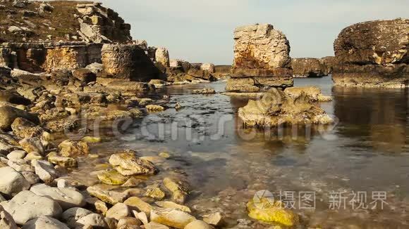 锯齿状的岩石和海洋视频
