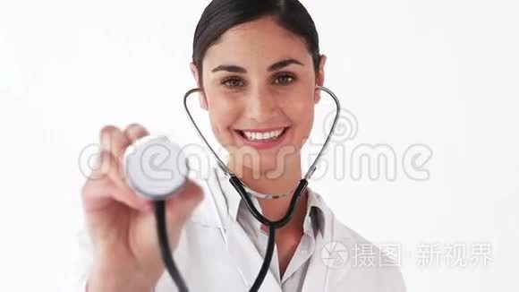 微笑医生拿着听诊器显示各种图标