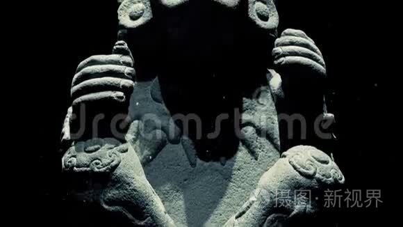 古老的玛雅雕像与尘埃粒子视频