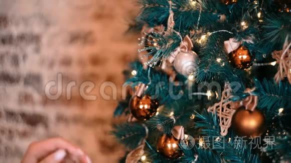 今年，一个穿着浅色衣服的漂亮女孩装饰了一棵圣诞树