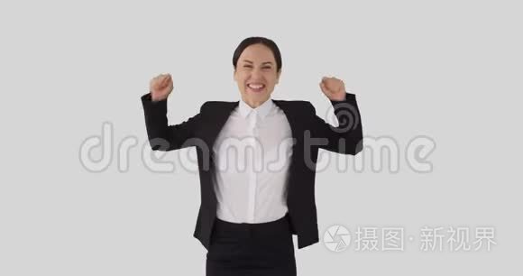 兴奋的女商人欢呼和庆祝成功视频