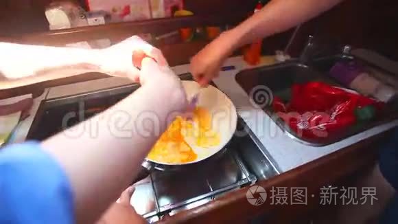 在帆船舱内用炉子做饭的妇女视频