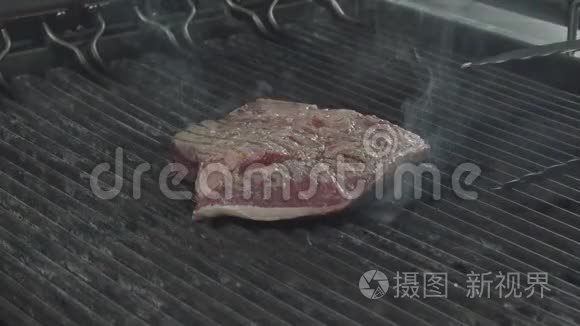 把肉片放到煎锅上的钳视频