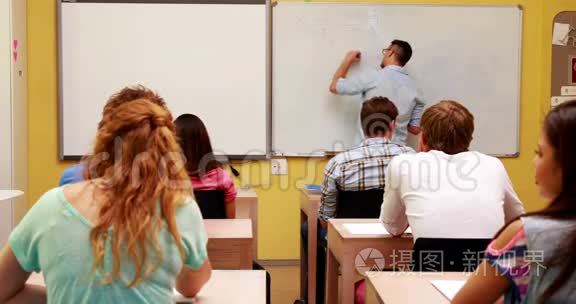 讲师在课堂上在白板上写作视频