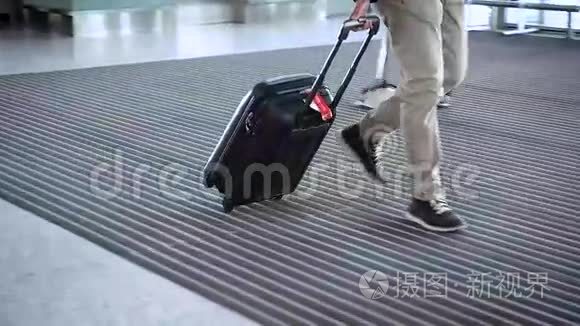 乘客在机场提行李箱视频