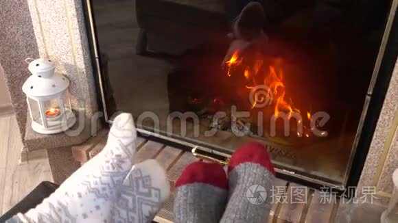 穿着毛袜的腿在壁炉附近发热视频