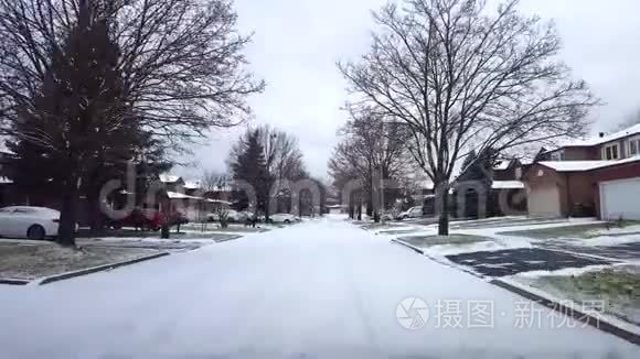 白天在雪居郊区街驾驶视频