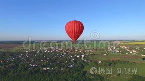 一个气球正飞过地面视频