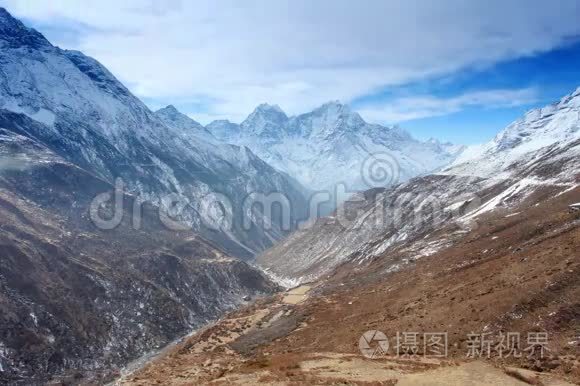 4K. 尼泊尔喜马拉雅山Thaog山上的云层移动