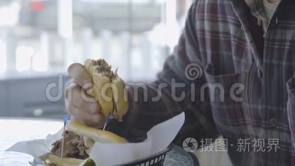 男人吃熟食三明治