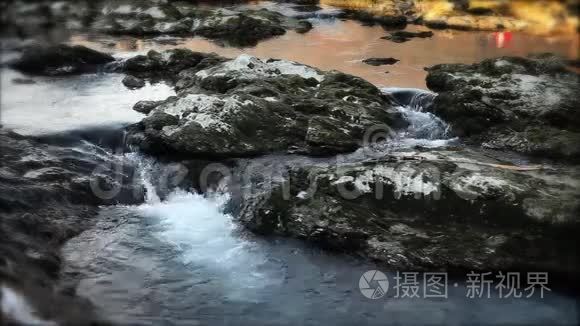 仍然有人在流水中倒影视频