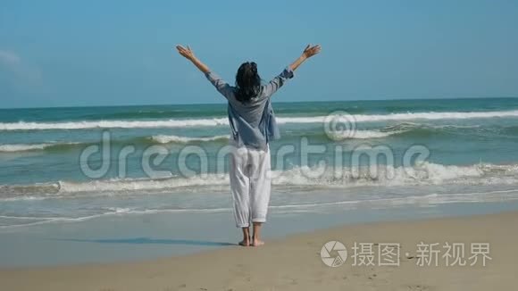 热带海滩上的女人肖像