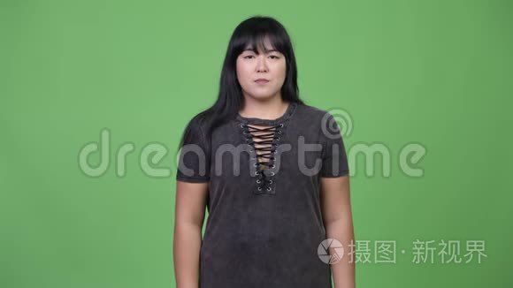 美丽的超重亚洲女人握手视频