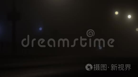 高速公路或高速公路在夜间雾霭中，因天气恶劣能见度差