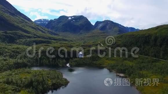 高山上的湖泊和瀑布视频