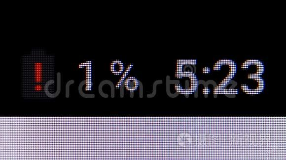 带有时钟指示器的智能手机低电池指示器。 可见屏幕像素的MACRO视频