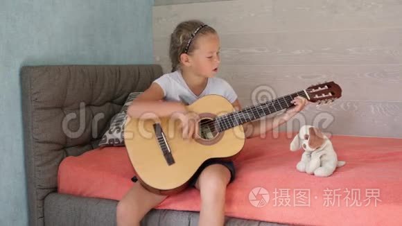 小女孩弹吉他唱歌视频