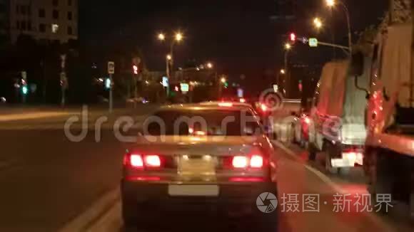 莫斯科夜间街道上的汽车交通视频