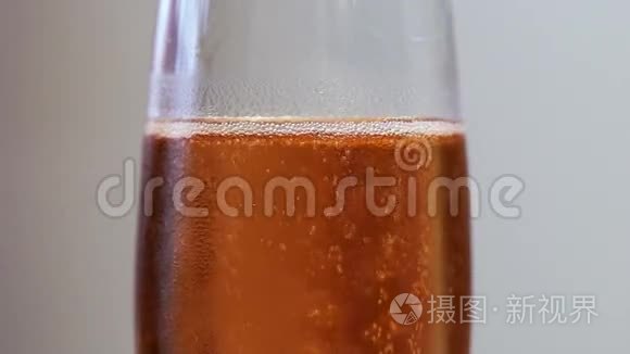 一杯起泡葡萄酒中的覆盆子滴视频