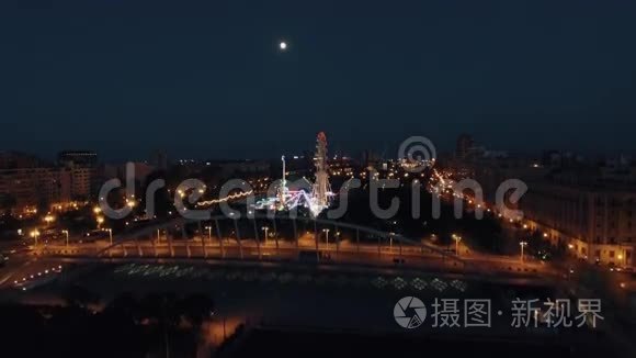 瓦伦西亚夜间游乐园的空中拍摄视频