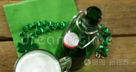 鸟瞰绿色啤酒品脱和瓶与绿色装饰圣帕特里克