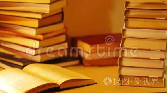 用书堆上的字母描述的短语README。 停止运动