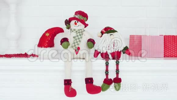 玩具屋背景上的圣诞老人和雪人。 圣诞及新年`玩具