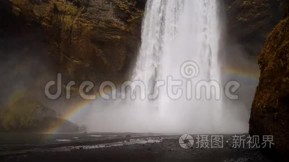 山岩中史诗般的大瀑布视频