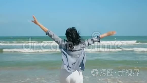 热带海滩上的女人肖像