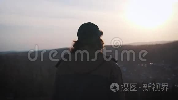 一位年轻的男性旅行者成功了