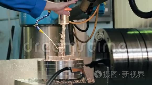 工厂员工操作工艺钻金属件视频