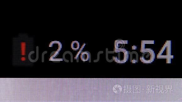 带有时钟指示器的智能手机低电池指示器。 可见屏幕像素的宏视频