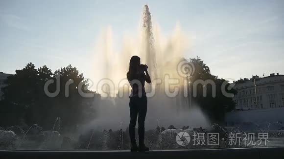 女摄影师为喷泉拍照视频