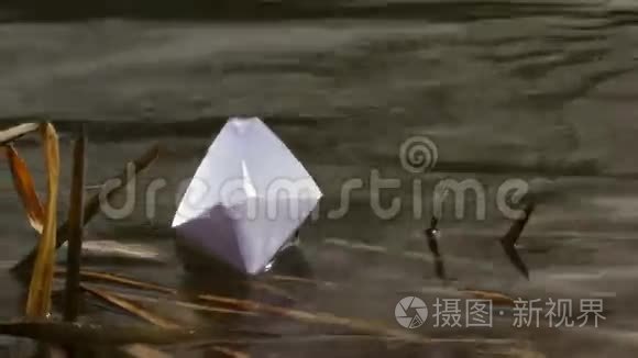 漂浮在纸船河上视频