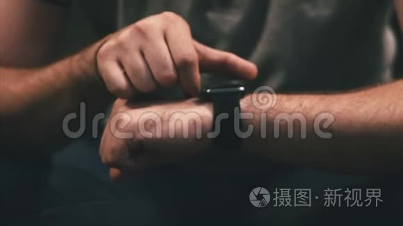 在智能手表可穿戴设备的触摸屏上用手指做各种手势。 4K. 库存录像。