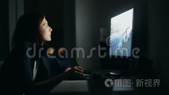 集中年轻女性设计师晚上在办公室工作，用电脑和平板电脑完成工作