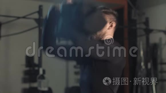 健身房用沙袋训练肌肉男视频