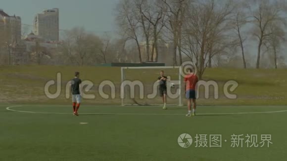 年轻的足球运动员在球场上练习足球