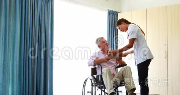 护士给他的病人药片