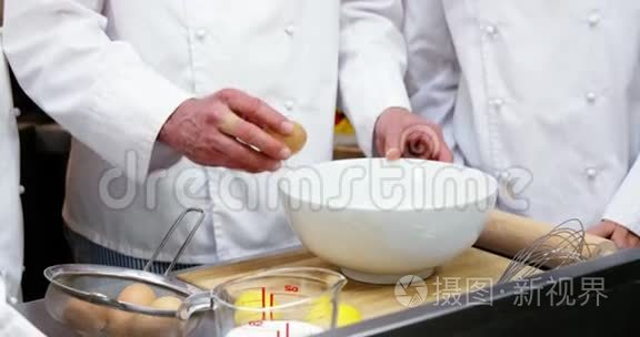 烹饪美食家是烤鸡蛋视频