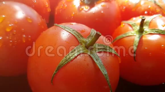 西红柿落下滴水自然慢动作视频的预览图