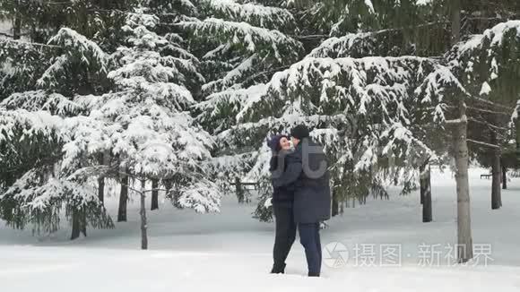 恋爱中的情侣在冬天拥抱视频