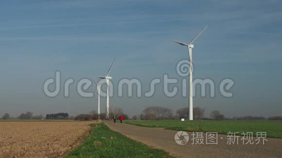三台旋转风能涡轮机和步行者视频