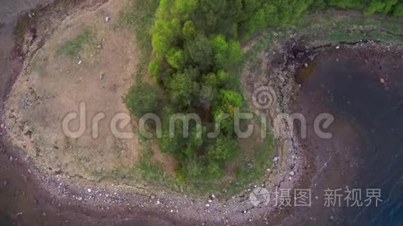 无人机沿海湾海岸的跨度.. 岸上的森林。 北部景观。