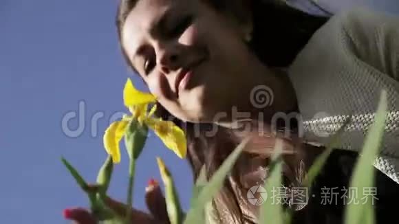 美丽的女人吸入花香视频
