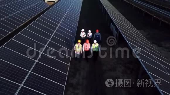 在太阳能电池板中间行走的电工视频