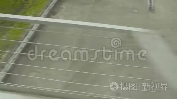 城市景观拍摄从一辆移动的汽车视频