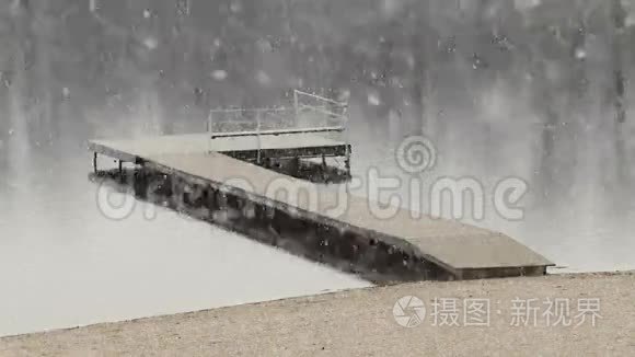 湖面上下着厚厚的雪视频