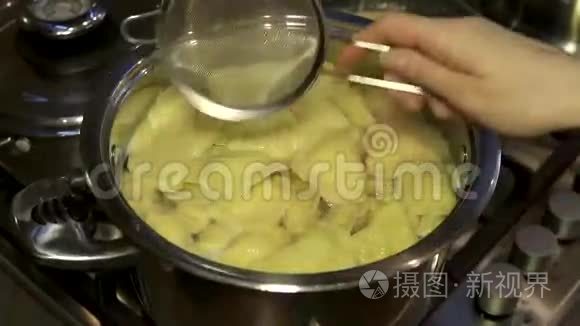 煮饺子，准备从锅里挑选。 准备饺子，乌克兰传统美食.. 慢动作